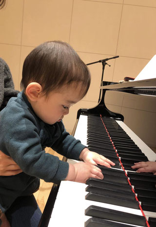 ピアノに触れる赤ちゃん